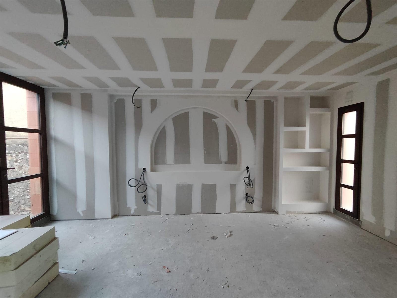 Niche arrondie et tête de lit en plâtre, courbe sans facette — villa d’architecte à Leucate, plaquiste ALVIT PLAQUISTE