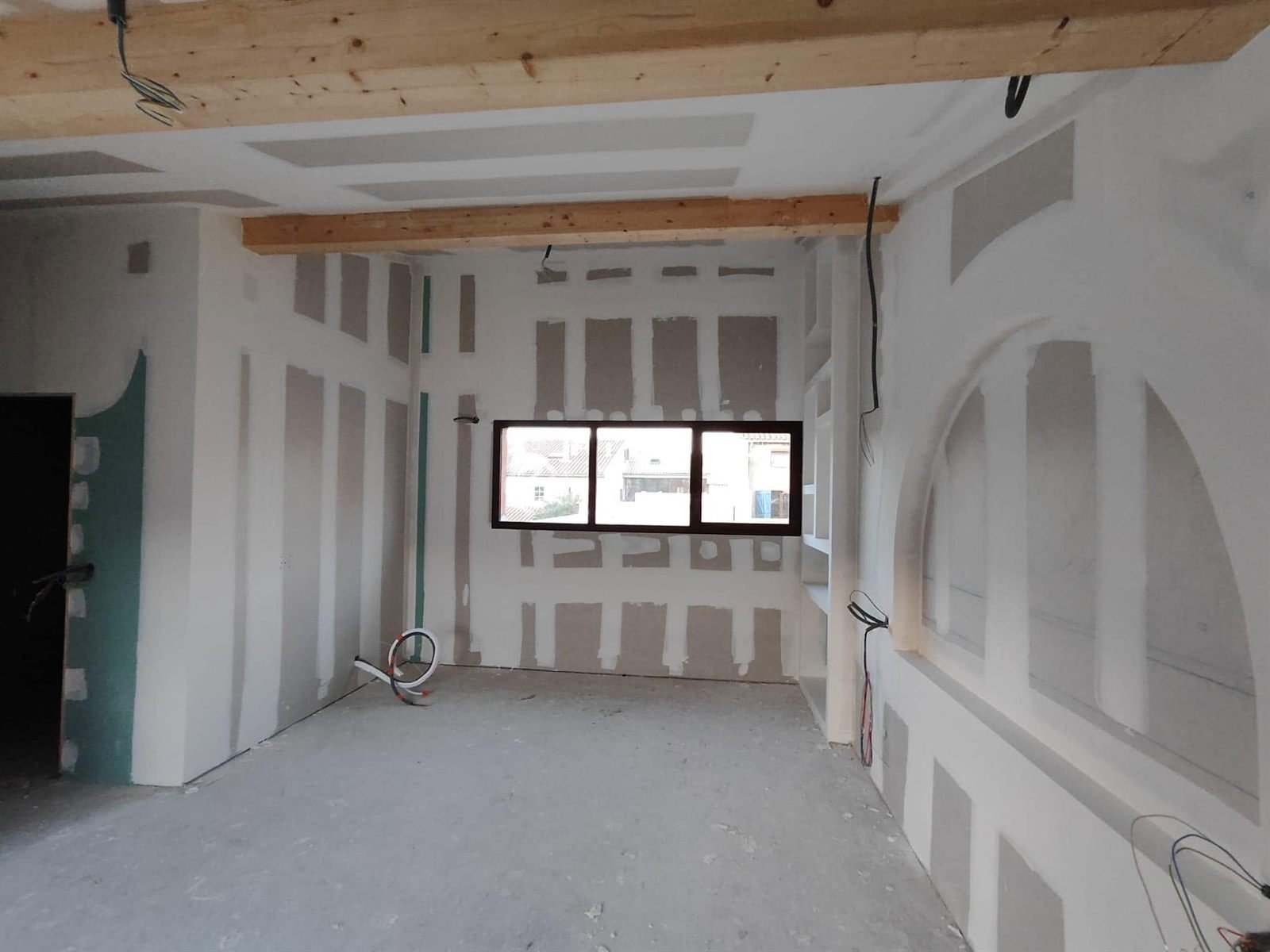 Arrondis en plâtre et retombées sous poutres — villa d’architecte à Leucate, plaquiste ALVIT PLAQUISTE