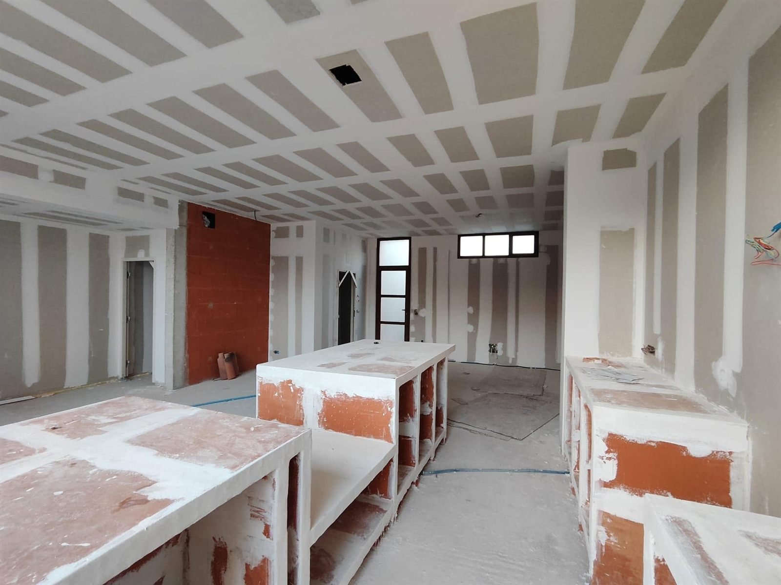 Plafond jointé de la cuisine et retombées — villa d’architecte à Leucate, plaquiste ALVIT PLAQUISTE