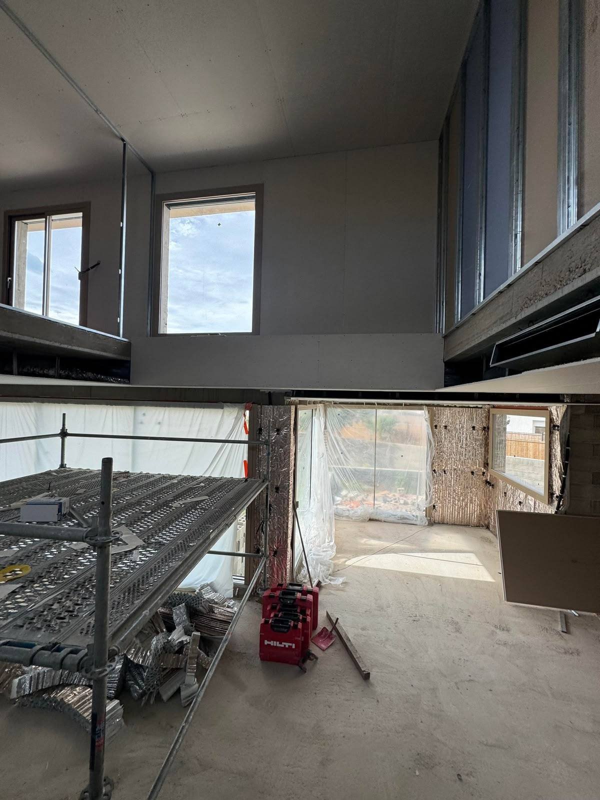 La double hauteur en cours : ossature et premières plaques — villa d’architecte à Saleilles, plaquiste ALVIT PLAQUISTE