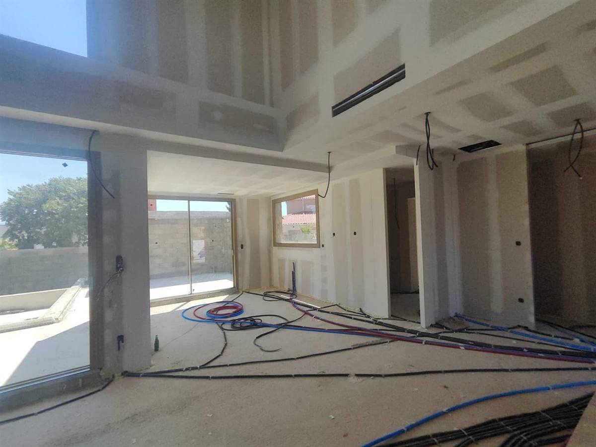 Caissons et grille linéaire de climatisation — villa d’architecte à Saleilles, plaquiste ALVIT PLAQUISTE