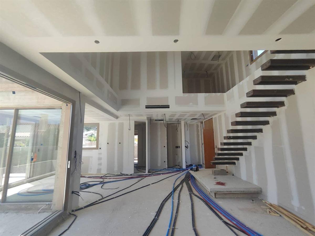 Le vide sur séjour et l’escalier à marches en déport — villa d’architecte à Saleilles, plaquiste ALVIT PLAQUISTE
