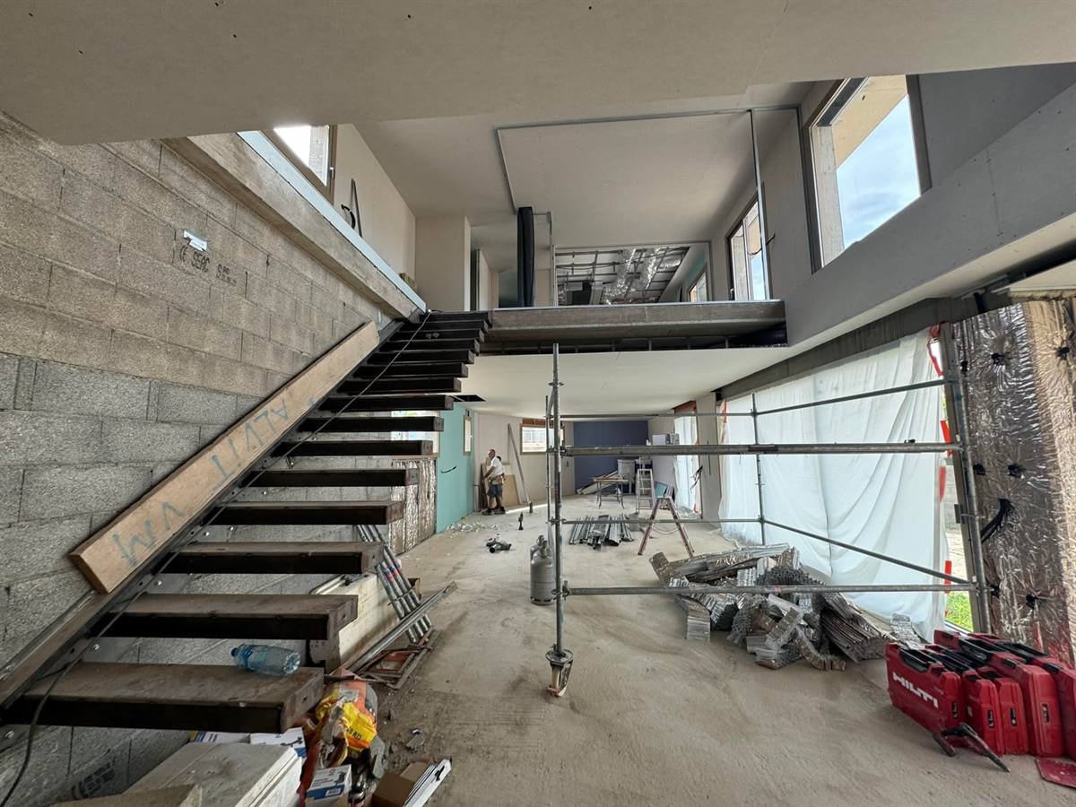 Le vide sur séjour et l’escalier pendant le chantier — villa d’architecte à Saleilles, plaquiste ALVIT PLAQUISTE