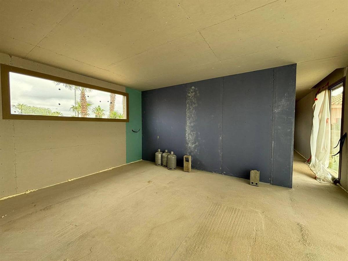 Mur en plaques acoustiques et bandeau vitré — villa d’architecte à Saleilles, plaquiste ALVIT PLAQUISTE
