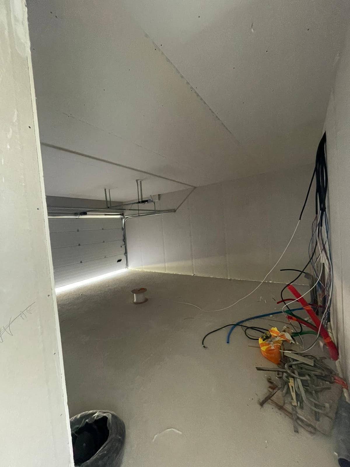 Le garage, plafond et doublages — villa d’architecte à Saleilles, plaquiste ALVIT PLAQUISTE