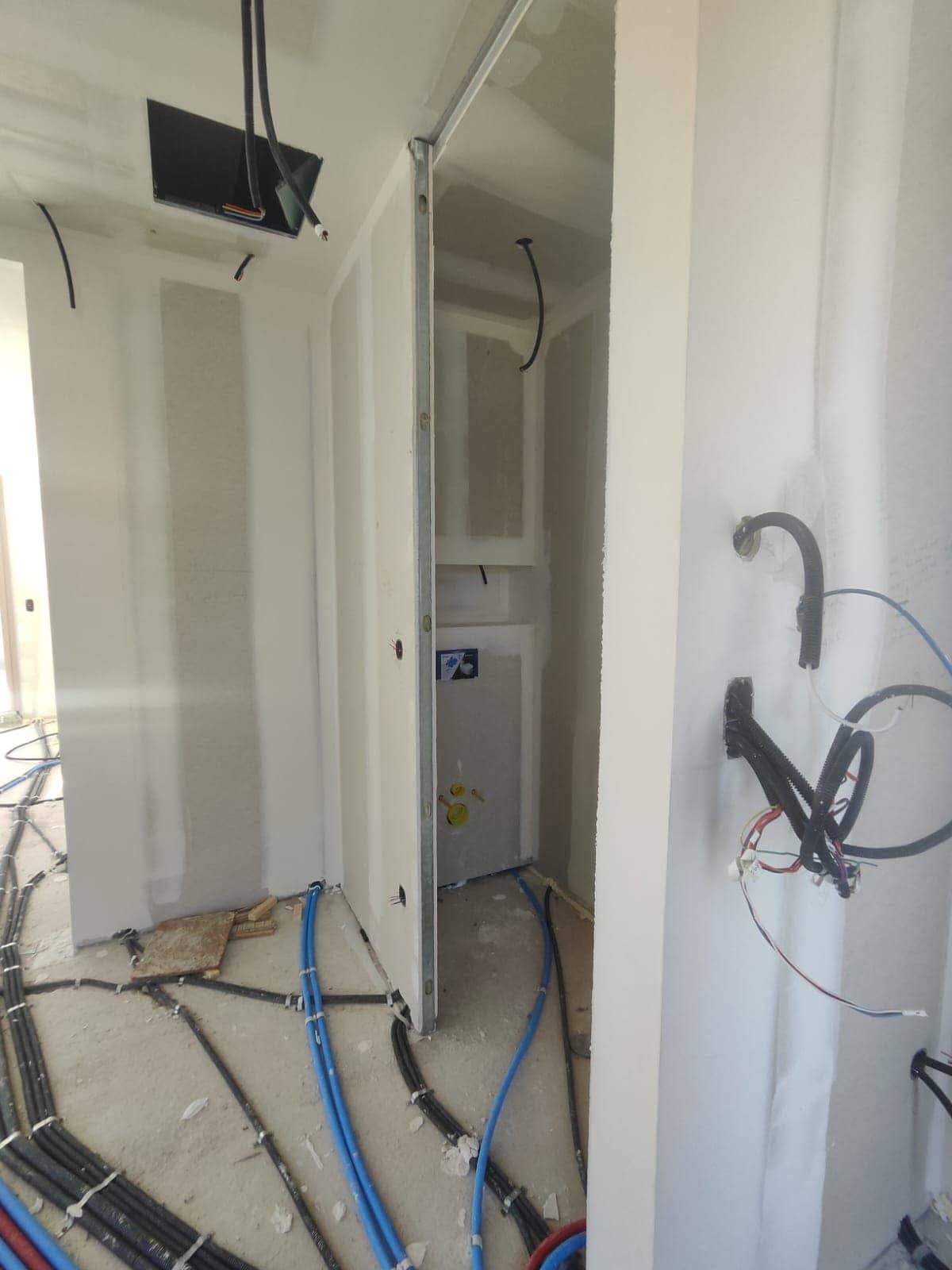 Bâti WC habillé et trappe de visite en plafond — villa d’architecte à Saleilles, plaquiste ALVIT PLAQUISTE