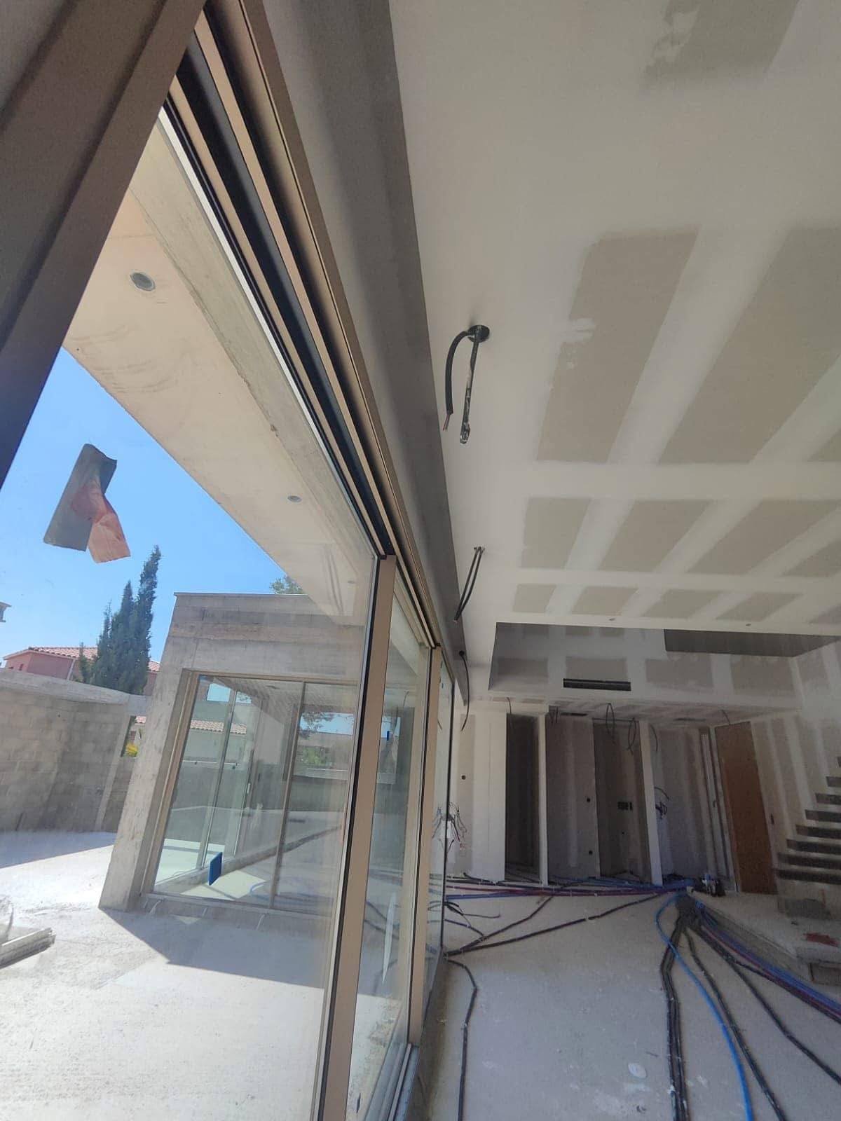 Grande baie et plafond jointé — villa d’architecte à Saleilles, plaquiste ALVIT PLAQUISTE