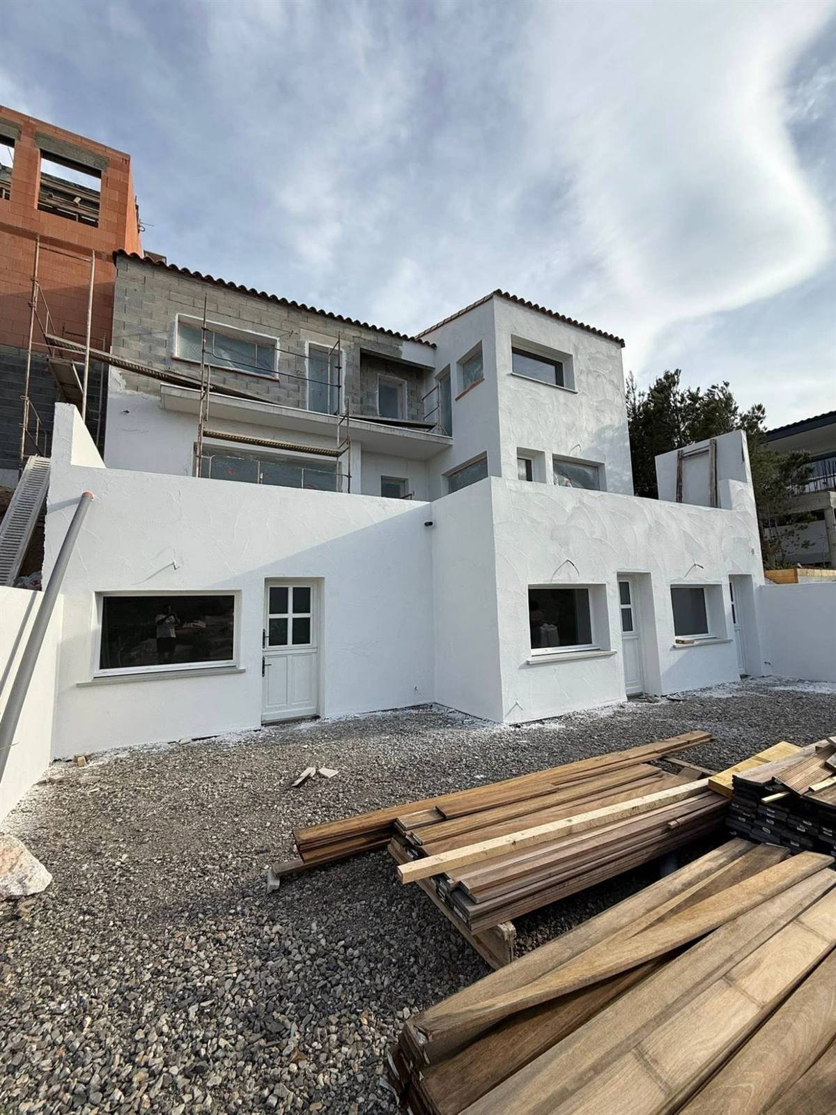 La villa en paliers, vue depuis le bas du terrain — villa en paliers à Treilles, plaquiste ALVIT PLAQUISTE