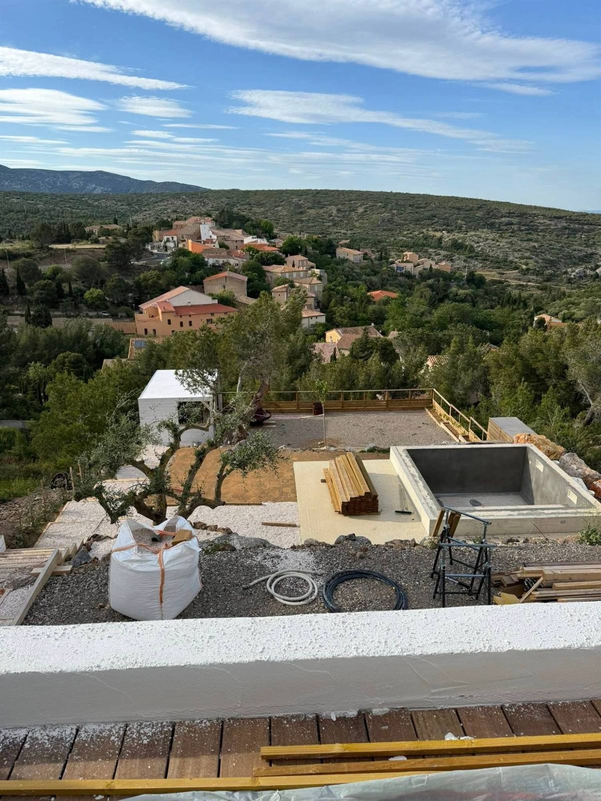 Le village en contrebas, vu depuis la terrasse — villa en paliers à Treilles, plaquiste ALVIT PLAQUISTE