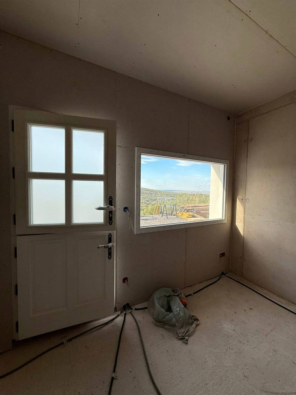Doublages posés avant les bandes, face à la garrigue — villa en paliers à Treilles, plaquiste ALVIT PLAQUISTE