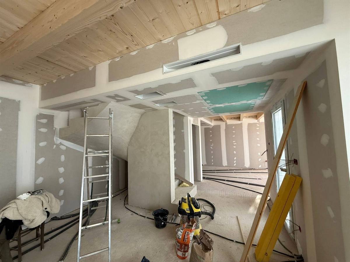 Plafond bois conservé, retombées en plaques et grilles linéaires — villa en paliers à Treilles, plaquiste ALVIT PLAQUISTE
