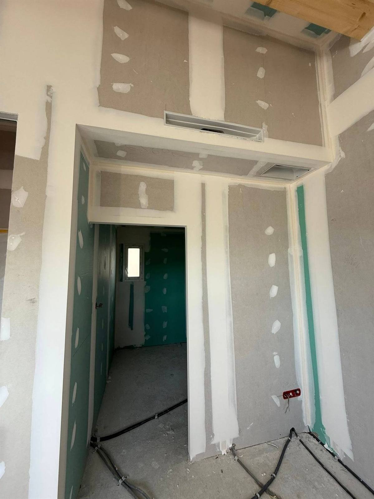 Encadrement de porte, imposte et grilles de ventilation linéaires — villa en paliers à Treilles, plaquiste ALVIT PLAQUISTE
