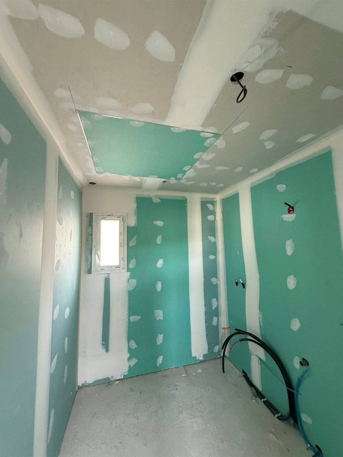 Salle d’eau en plaques hydrofuges, murs et plafond — villa en paliers à Treilles, plaquiste ALVIT PLAQUISTE