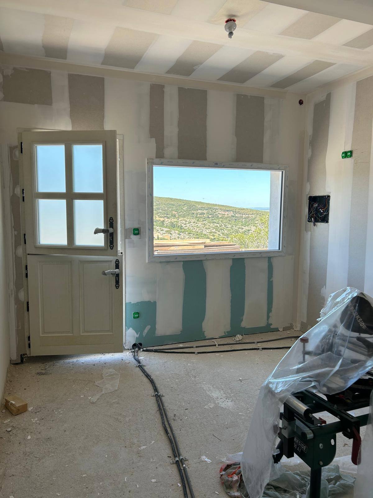 La même pièce, bandes à joints terminées — villa en paliers à Treilles, plaquiste ALVIT PLAQUISTE