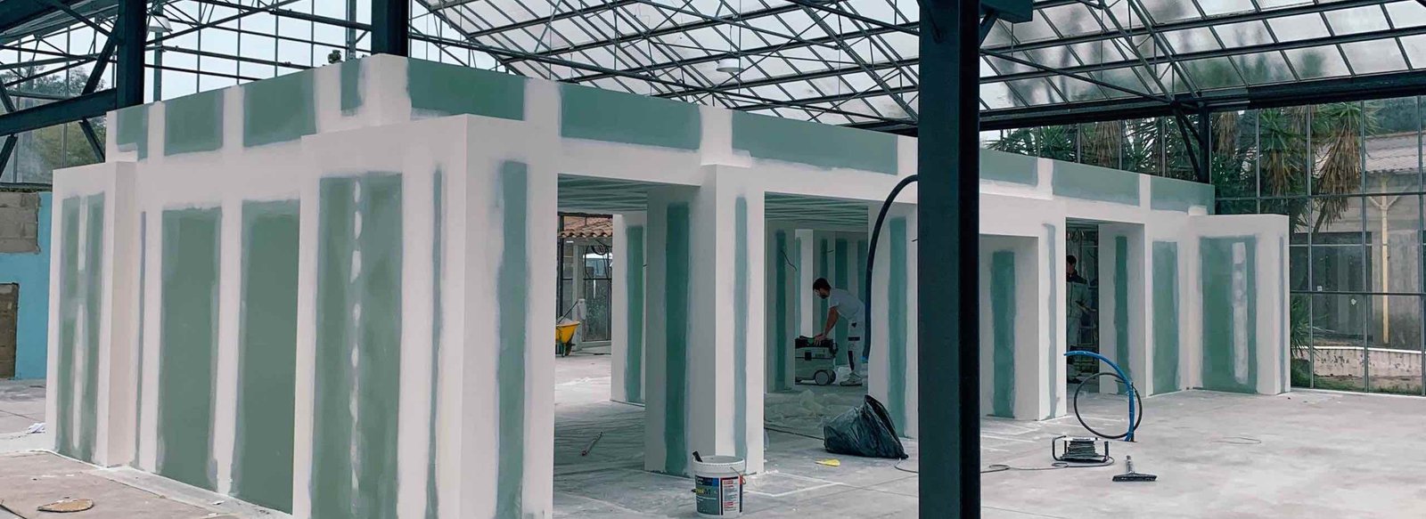 Chantier ALVIT PLAQUISTE : cloisons et doublages hydrofuges de la pépinière Innov Green, Perpignan
